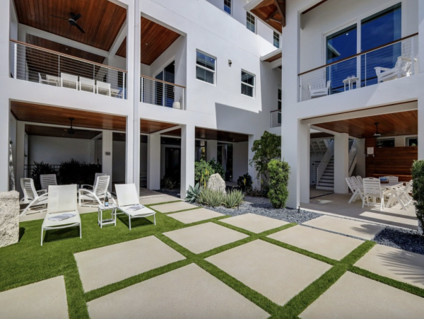 Beachside Four Bedrooms Vacation Home in Anna Maria